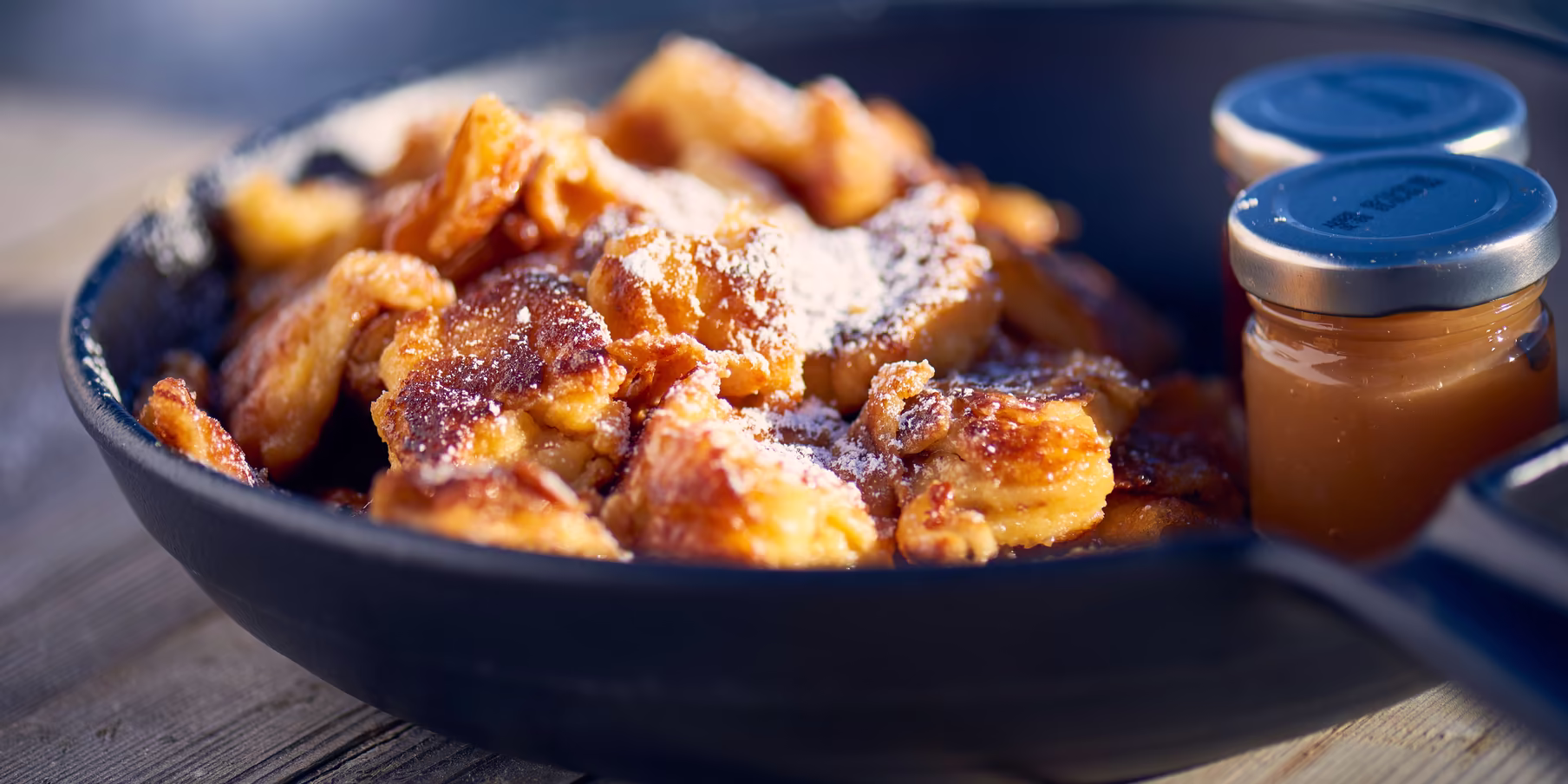 Zillertaler Hausmannskost - Kaiserschmarrn mit Apfelmus Detailaufnahme Zillertaler Kaiserschmarrn mit Apfelmuss und Preiselbeeren